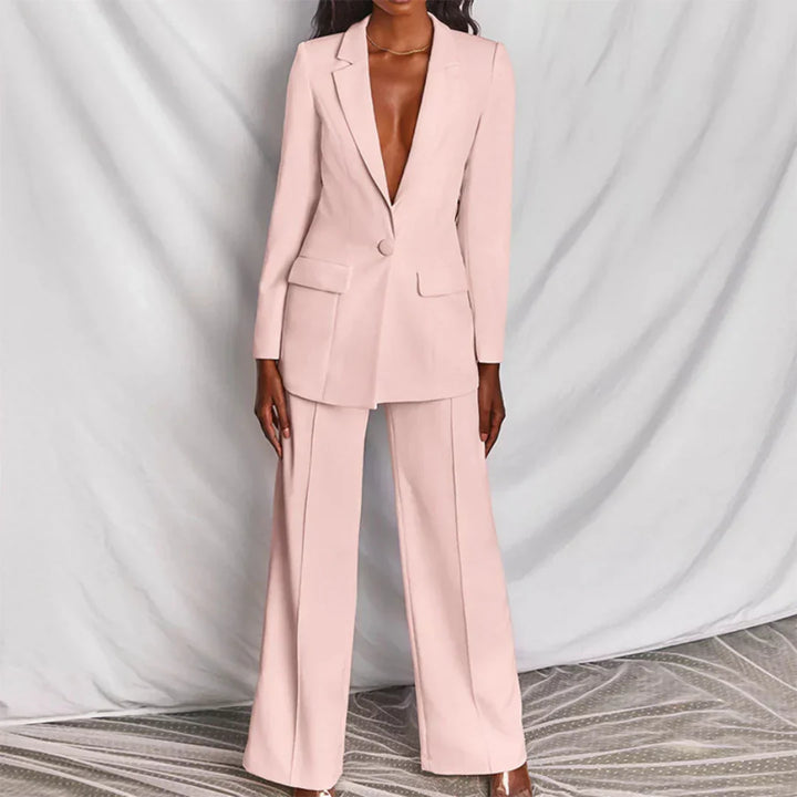 Bequeme weite Hose als Teil eines eleganten Damen Hosenanzugs, ideal für Sommer oder Business.