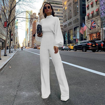 Eleganter Damen Jumpsuit mit Rollkragen, langen Ärmeln und praktischen Seitentaschen; ideal für festliche Anlässe.