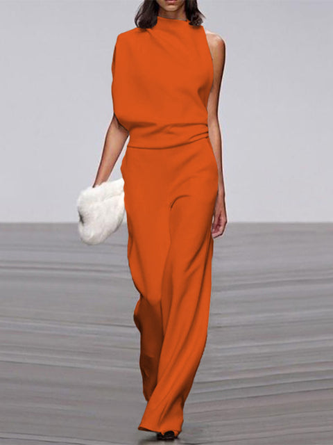Frau trägt eleganten ärmellosen Damen Jumpsuit mit Rundhals und weitem Bein in modischer Pose.