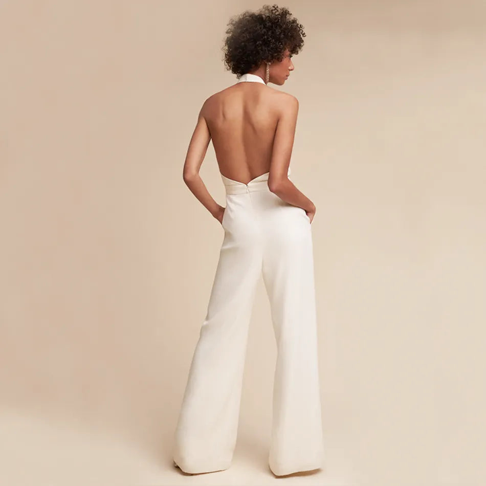 Festlicher Damen Jumpsuit in Schwarz mit V-Ausschnitt und weitem Hosenbein. Perfekt für Party und Gala.