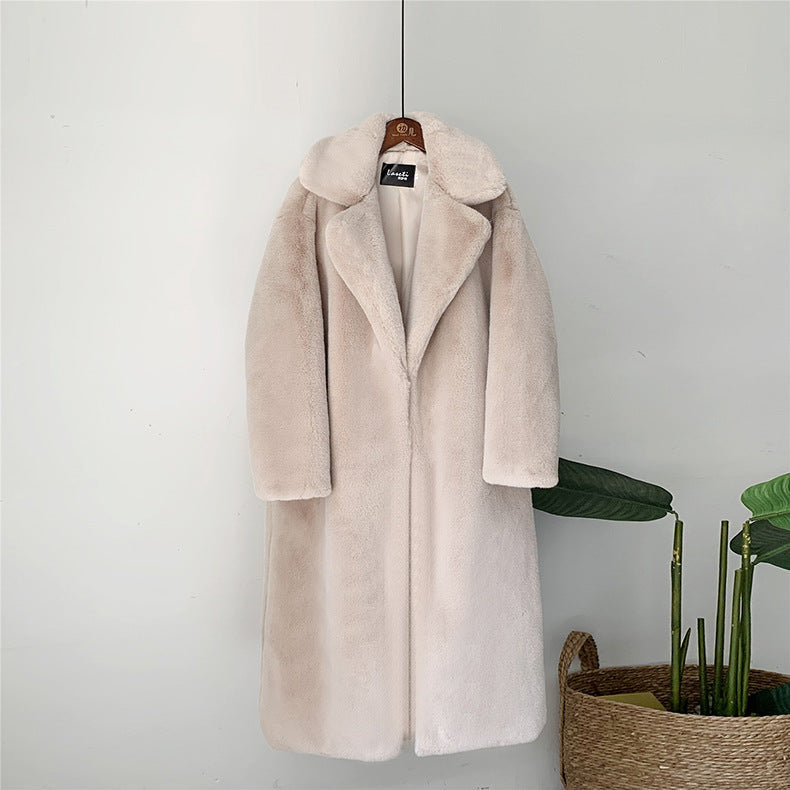 Warmer, plüschiger Damen Wintermantel aus Kunstpelz, knielang, für elegante Auftritte.