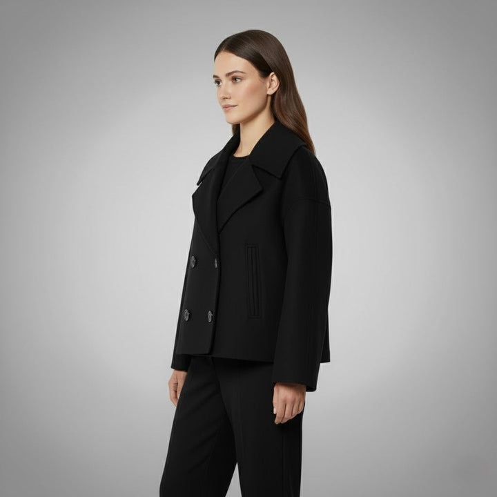 Komfortabler Kurzmantel für Damen – Das Modell Magdalena in klassischem Design.