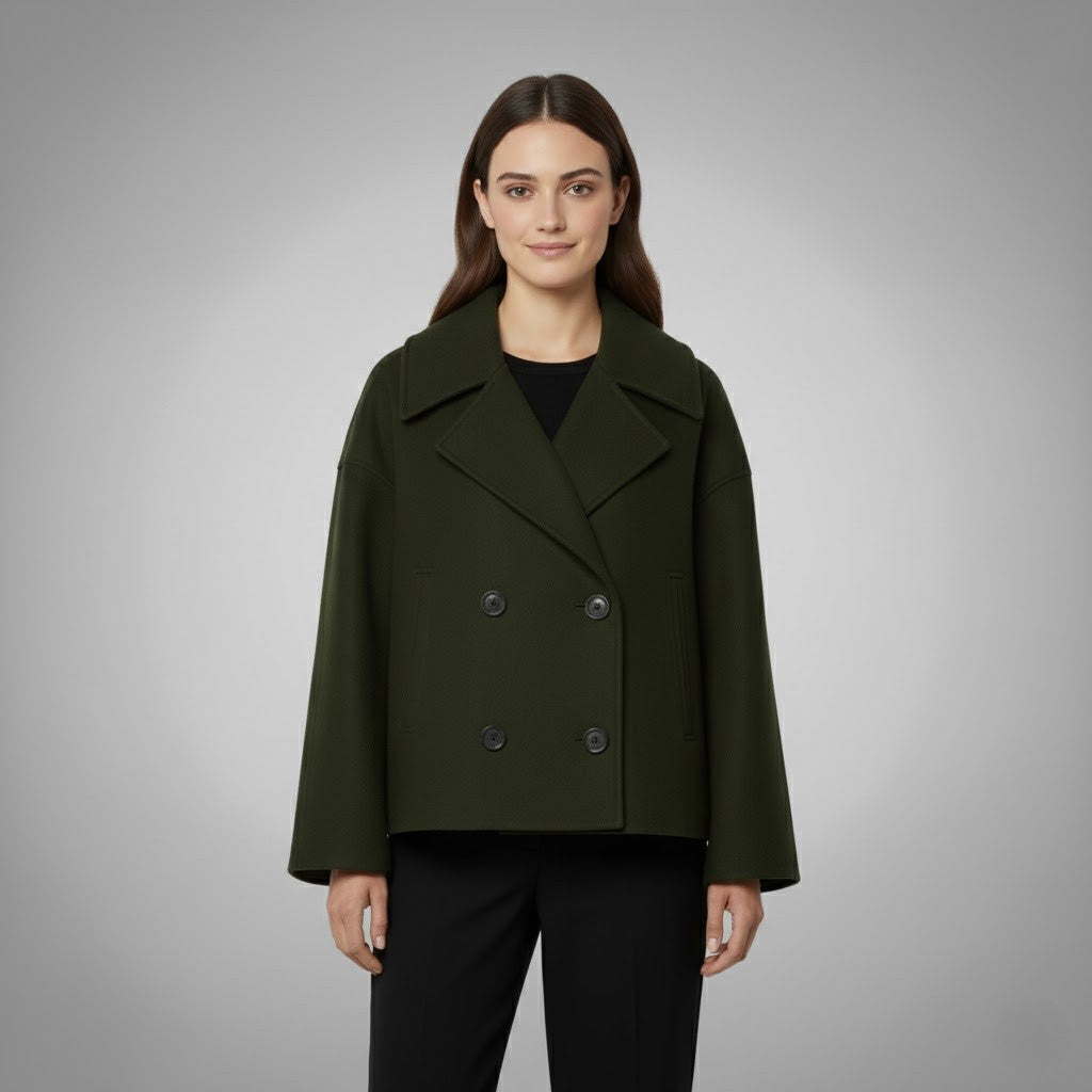 Modebewusste Damen tragen den Kurzmantel Magdalena – Elegant und praktisch.