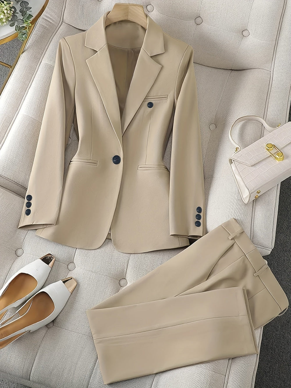 Stilvoller Damen Business Blazer mit Reverskragen & Langarm. Perfektes, professionelles Bürooutfit für Frauen.