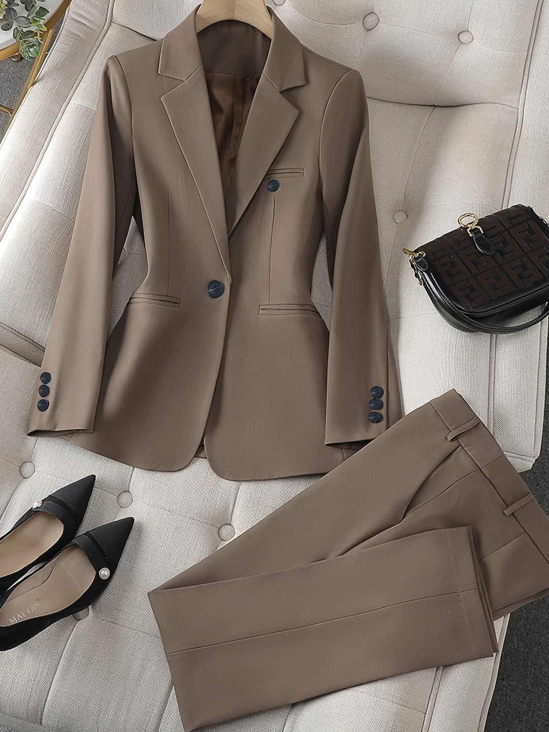 Klassischer Damenblazer mit Langarm, zeitlos & elegant. Ideal für alle Jahreszeiten, vielseitig kombinierbar.