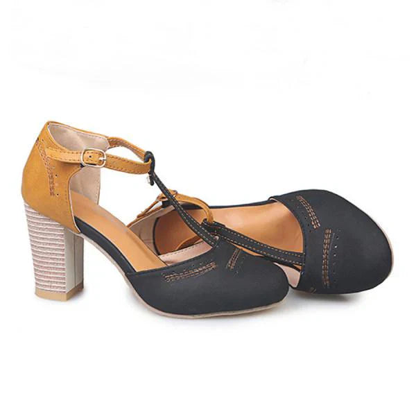 Detailansicht des robusten Chunky-Heels an den eleganten Mary Jane Damenschuhen. Bequeme Frühjahrsschuhe.