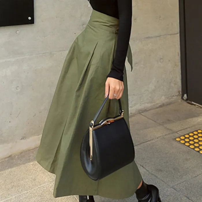 Fließender Damen Midi-Faltenrock mit hoher Taille. Klassischer Schwingrock für elegante Frauenmode, bürotauglich & schick.