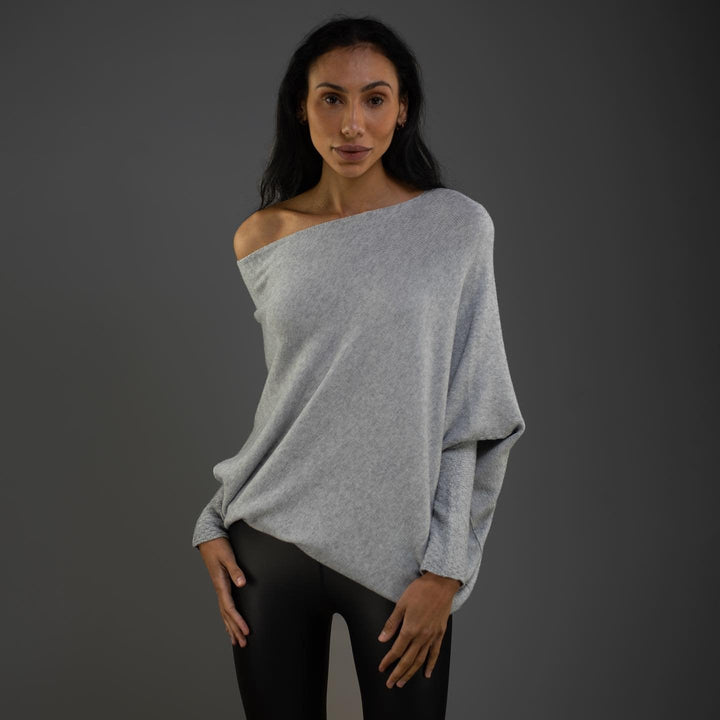 Moderner Damen Strickpullover Off-Shoulder, perfekt für elegante und komfortable Herbstmode.