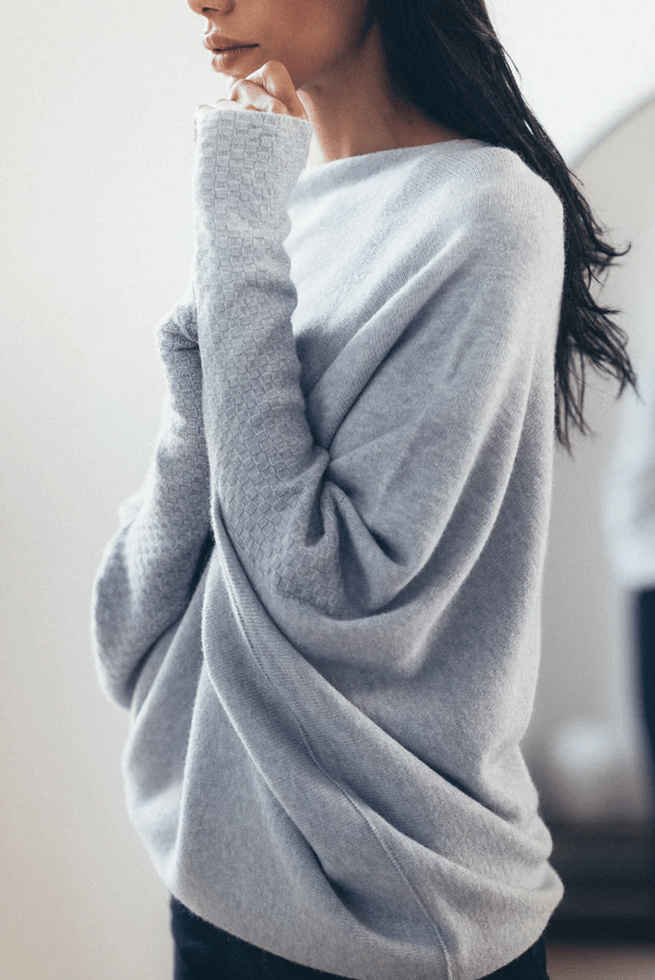 Bequemer Off-Shoulder Pullover für Damen aus weichem Strick, ideal für Übergangs-Outfits.