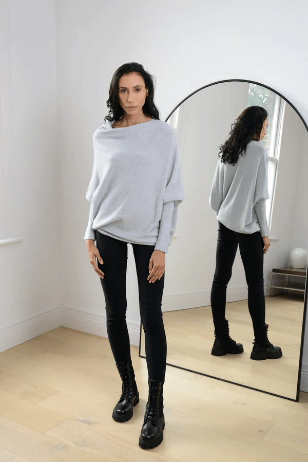 Komfortabler Damenpullover mit Off-Shoulder Schnitt, ideal für stilvolle Herbst- und Wintermode.