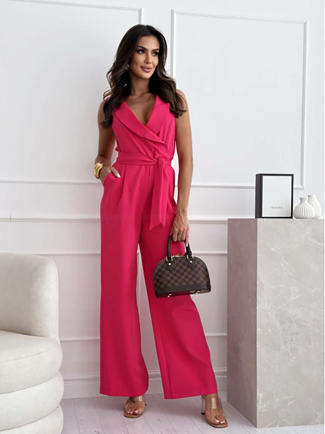 Zeitloser Damen Overall mit weitem Bein. Langarm Jumpsuit, ideal für schicke Anlässe & Party.