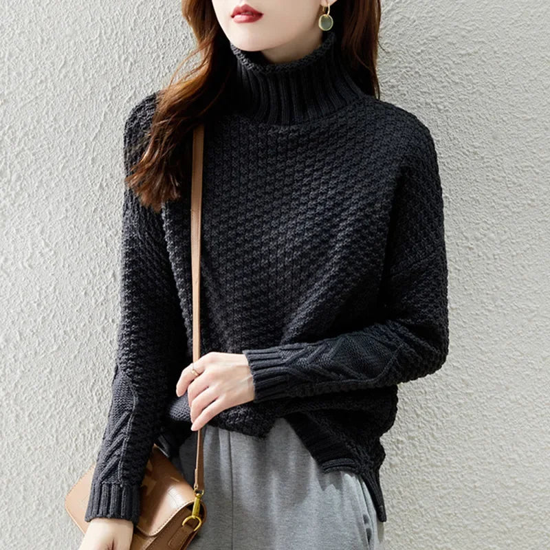 Nahaufnahme des feinen Zopfmusters auf dem bequemen Damen Strickpullover mit Rollkragen, sehr detailreich.