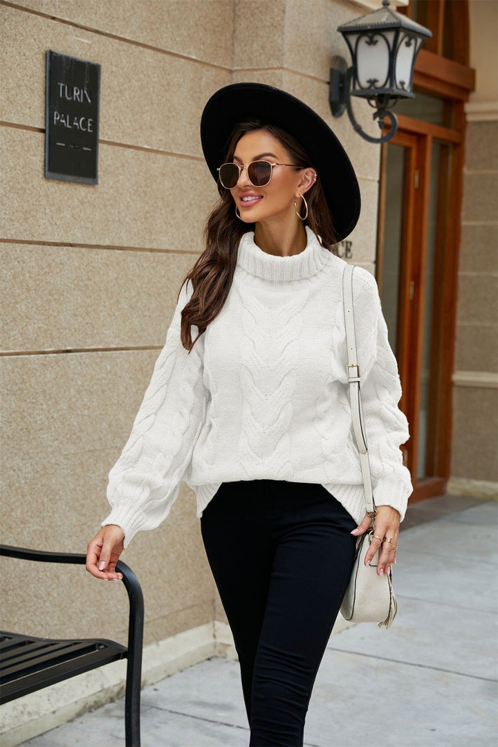Modische Dame trägt bequemen Rollkragenpullover mit Zopfmuster, ein eleganter Look für Frühlingstage.
