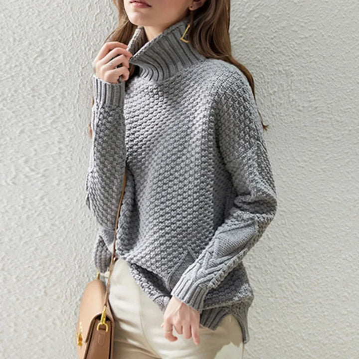 Frau trägt modischen Damen Zopfmuster Rollkragenpullover, ideal für elegante Frühlings-Looks und Komfort.