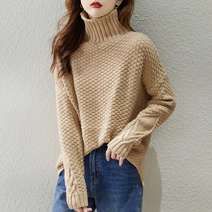 Hochwertiger Damen Langarm-Strickpullover mit detailreichem Zopfmuster und Rollkragen, bietet optimalen Komfort.