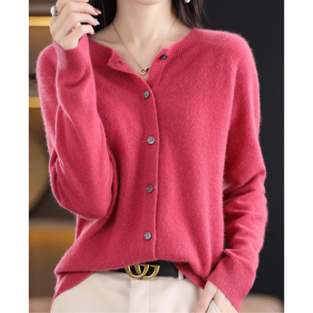 "Eleganter Damen Rundhals Cardigan mit V-Ausschnitt, Knöpfen und filigraner Verzierungen in verschiedenen Farben."