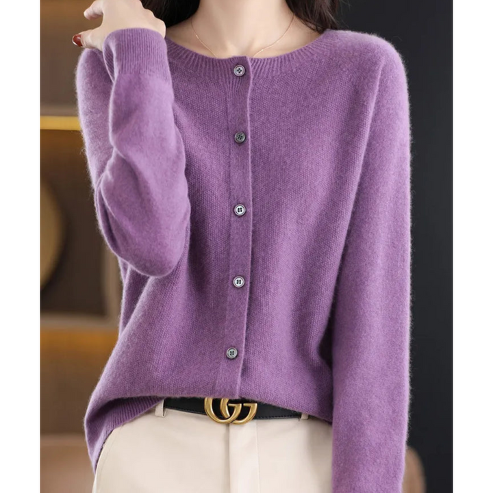 "Eleganter Damen Rundhals Cardigan mit V-Ausschnitt, Knöpfen und filigraner Verzierungen in verschiedenen Farben."