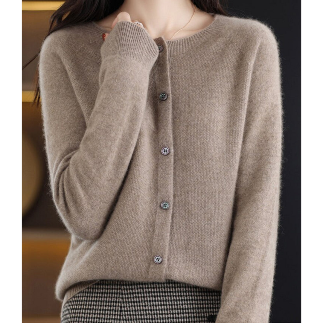 "Eleganter Damen Rundhals Cardigan mit V-Ausschnitt, Knöpfen und filigraner Verzierungen in verschiedenen Farben."