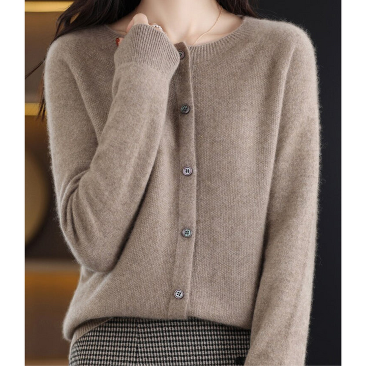 "Eleganter Damen Rundhals Cardigan mit V-Ausschnitt, Knöpfen und filigraner Verzierungen in verschiedenen Farben."