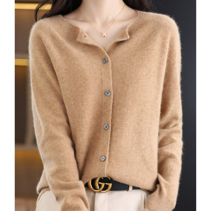 "Eleganter Damen Rundhals Cardigan mit V-Ausschnitt, Knöpfen und filigraner Verzierungen in verschiedenen Farben."