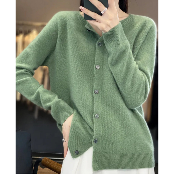"Eleganter Damen Rundhals Cardigan mit V-Ausschnitt, Knöpfen und filigraner Verzierungen in verschiedenen Farben."