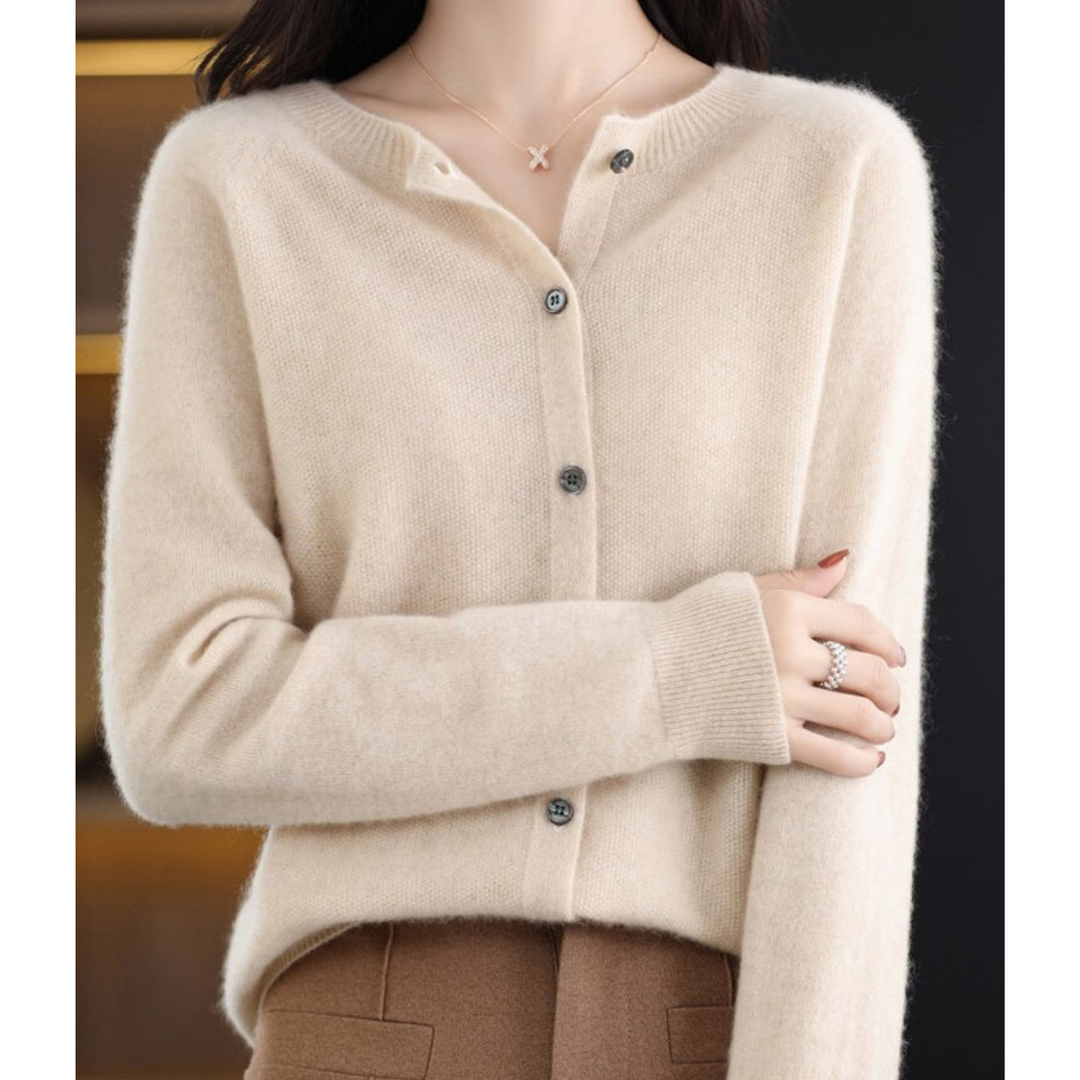 "Eleganter Damen Rundhals Cardigan mit V-Ausschnitt, Knöpfen und filigraner Verzierungen in verschiedenen Farben."