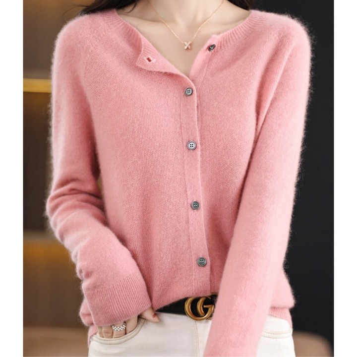 "Eleganter Damen Rundhals Cardigan mit V-Ausschnitt, Knöpfen und filigraner Verzierungen in verschiedenen Farben."