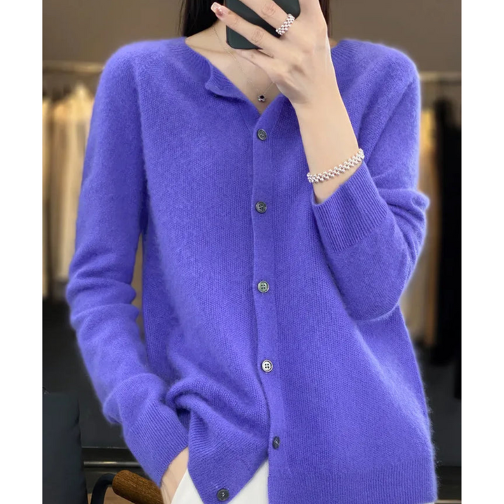 "Eleganter Damen Rundhals Cardigan mit V-Ausschnitt, Knöpfen und filigraner Verzierungen in verschiedenen Farben."