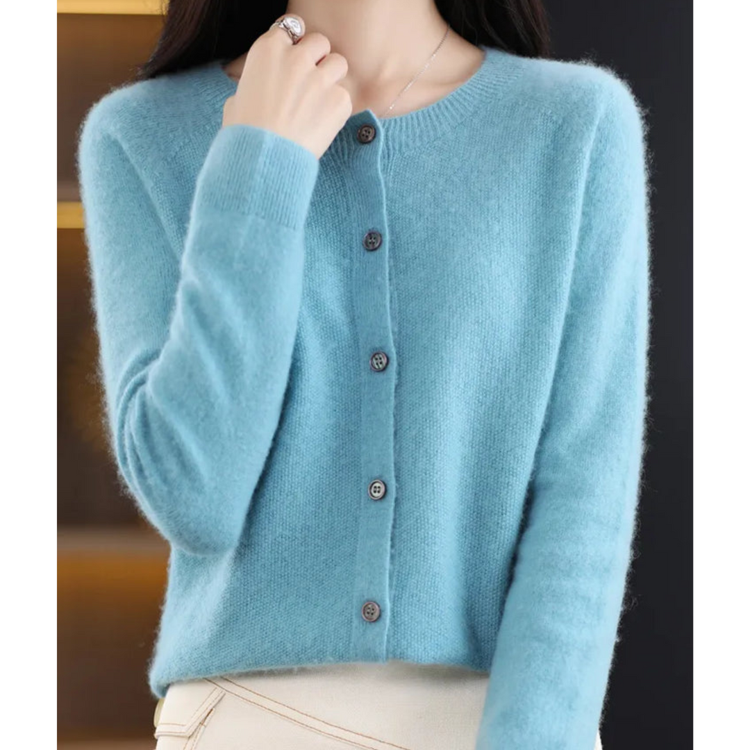 "Eleganter Damen Rundhals Cardigan mit V-Ausschnitt, Knöpfen und filigraner Verzierungen in verschiedenen Farben."
