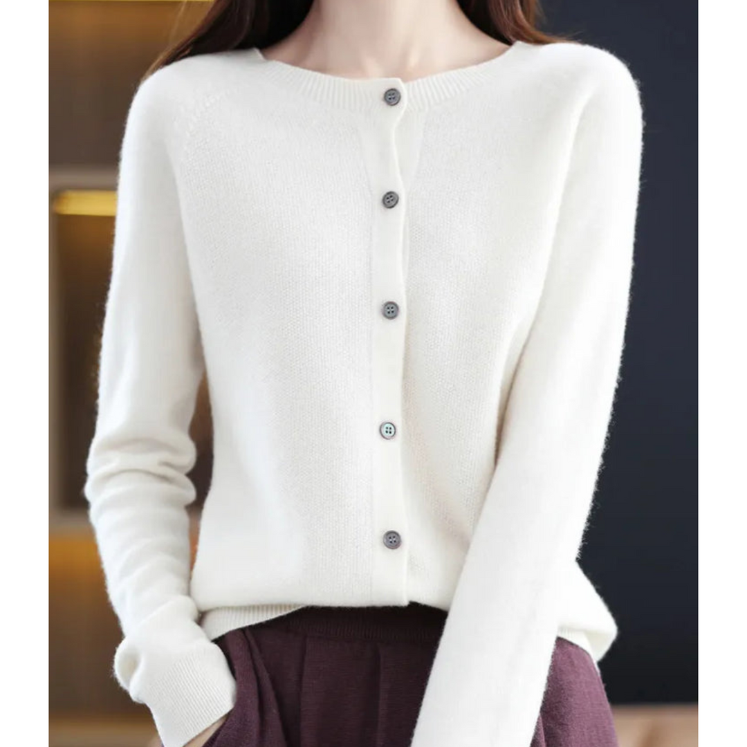 "Eleganter Damen Rundhals Cardigan mit V-Ausschnitt, Knöpfen und filigraner Verzierungen in verschiedenen Farben."