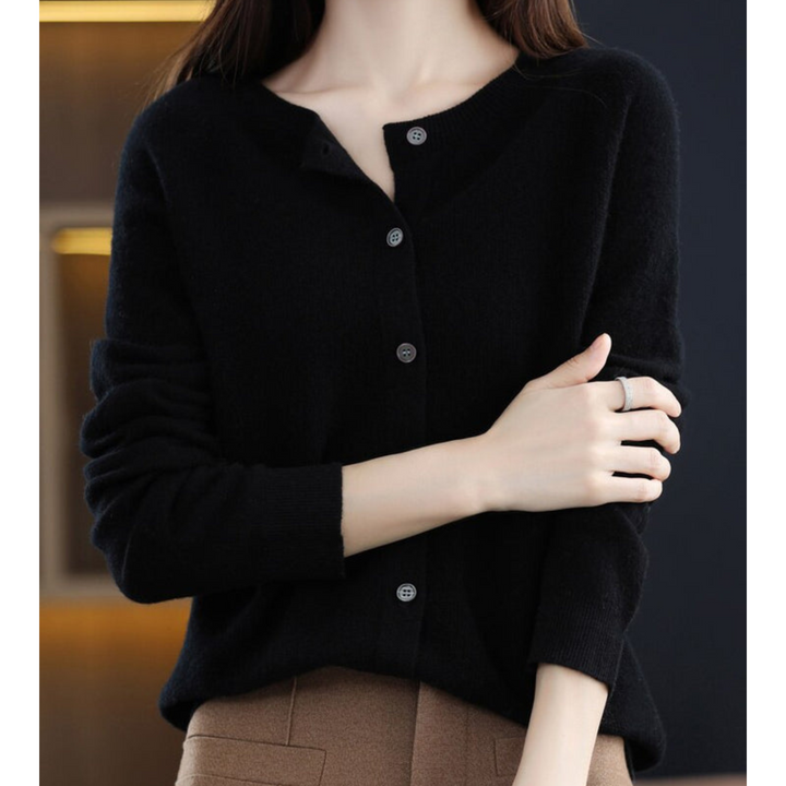 "Eleganter Damen Rundhals Cardigan mit V-Ausschnitt, Knöpfen und filigraner Verzierungen in verschiedenen Farben."