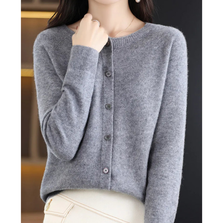 "Eleganter Damen Rundhals Cardigan mit V-Ausschnitt, Knöpfen und filigraner Verzierungen in verschiedenen Farben."