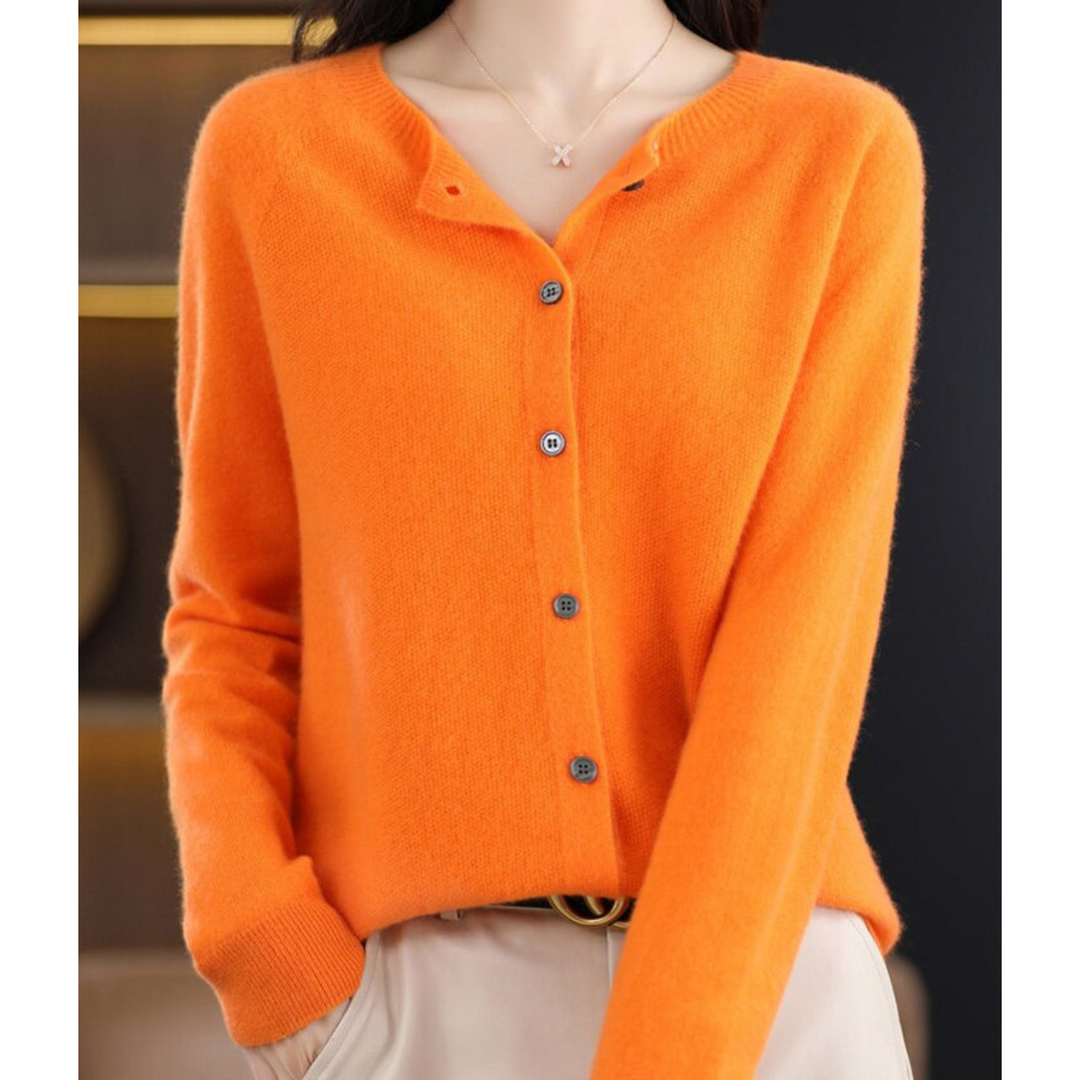 "Eleganter Damen Rundhals Cardigan mit V-Ausschnitt, Knöpfen und filigraner Verzierungen in verschiedenen Farben."