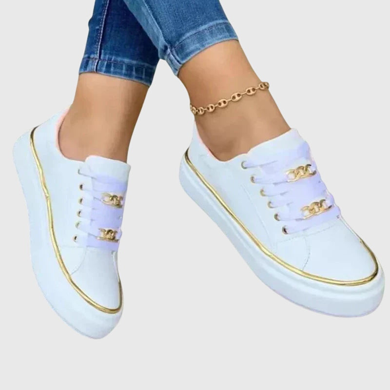 Nahaufnahme des luxuriösen Samts der Damen Sneaker Nicole. Komfortable und stilvolle Freizeitschuhe für den Frühling.