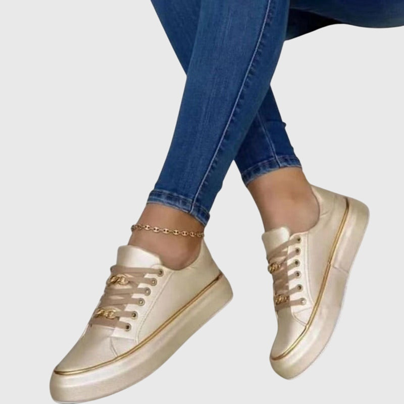 Damen Samt-Sneaker Nicole in Weiß. Moderne Schnürschuhe für einen eleganten und bequemen Frühlings-Alltagslook.