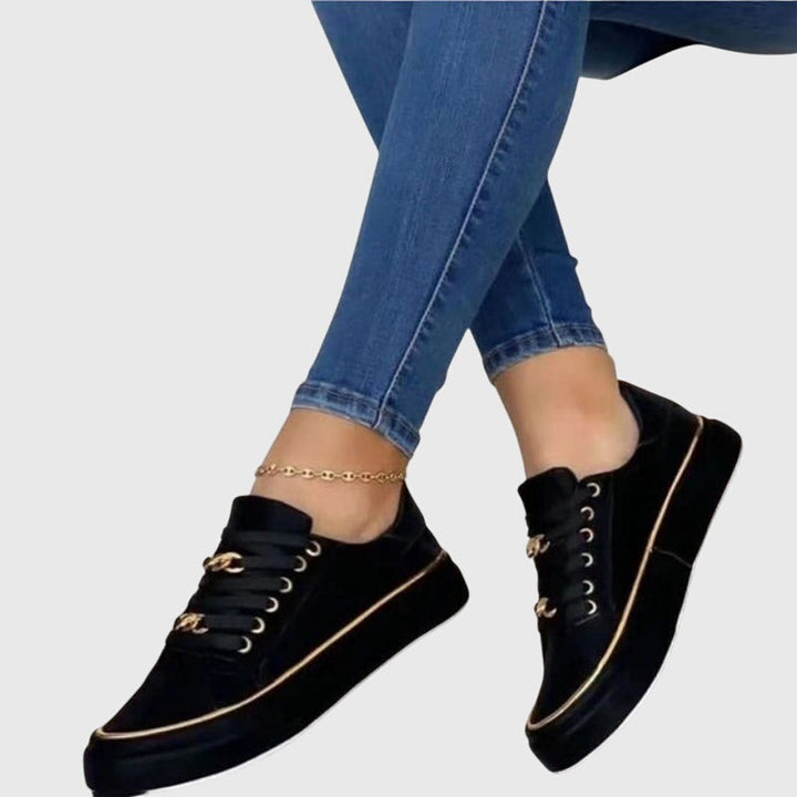 Modischer Damen Samt-Sneaker Nicole Seitenansicht, zeigt modisches Design, Sohle und goldene Schnürsenkelösen.