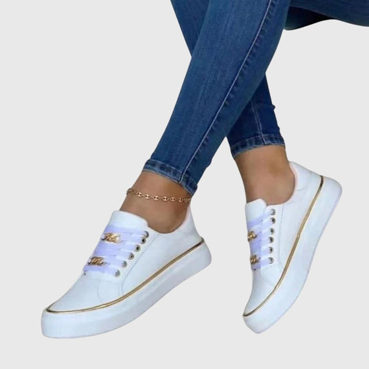 Schwarzer Damen Samt-Sneaker Nicole, ideal als elegante und komfortable Alltagsschuhe für den Frühling geeignet.