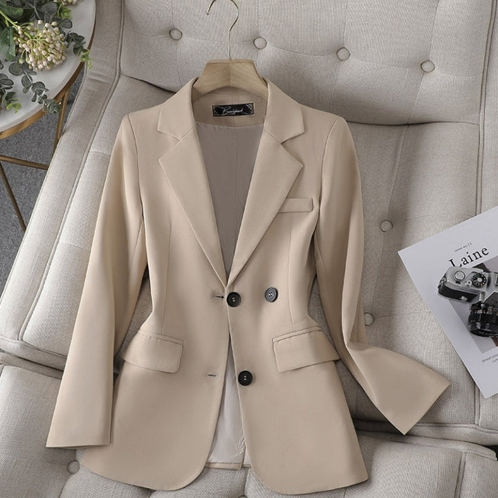 Modischer Damenblazer mit figurbetonter Slim Fit Silhouette und raffiniertem Rückenschlitz.