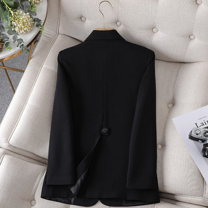 Klassischer Damenblazer im Slim Fit Design, mit Rückenschlitz für eine stilvolle und bequeme Passform.