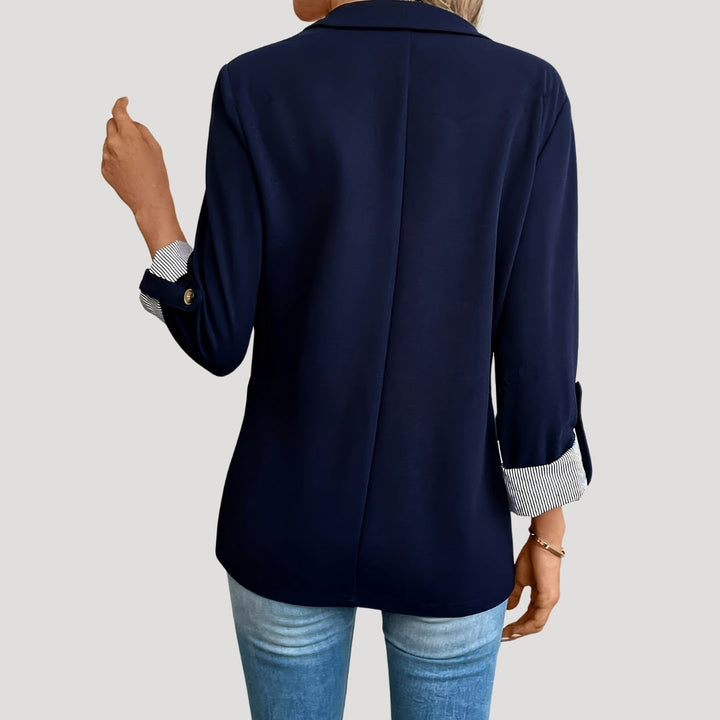 Taillierter Damen Blazer für Sommer, einreihig, mit modischen hochgekrempelten Ärmeln. Chic und vielseitig.