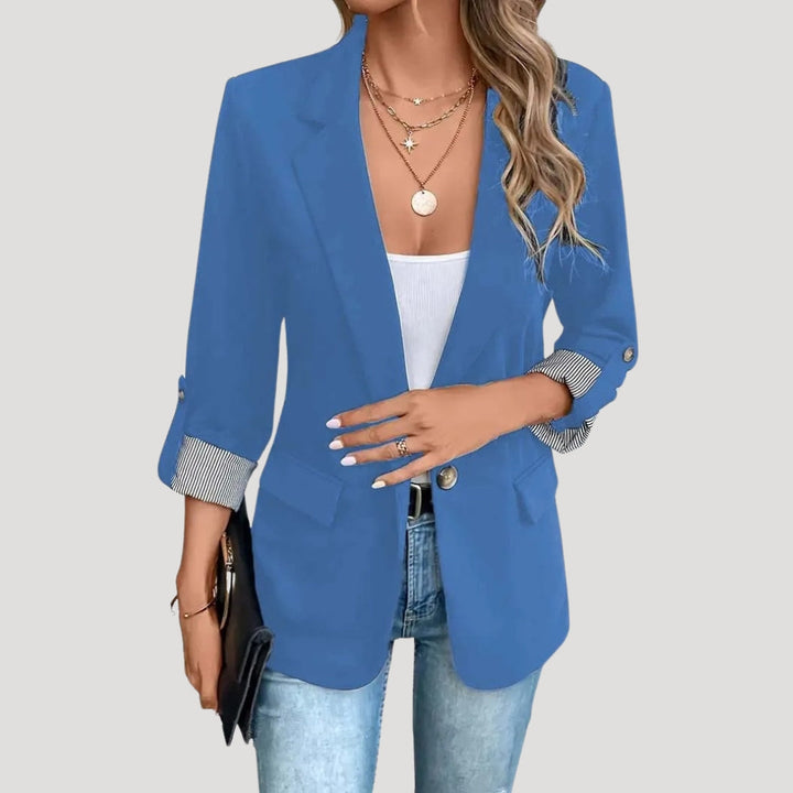 Einreihiger Damen Blazer mit stylischen hochgekrempelten Ärmeln. Moderner Sommer-Look, ideal für viele Outfits.