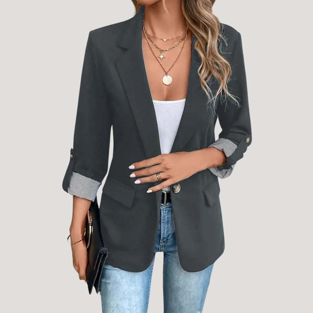 Chicer Damen Sommer Blazer, einreihig, mit lässig hochgekrempelten Ärmeln. Bequem und elegant für warme Tage.