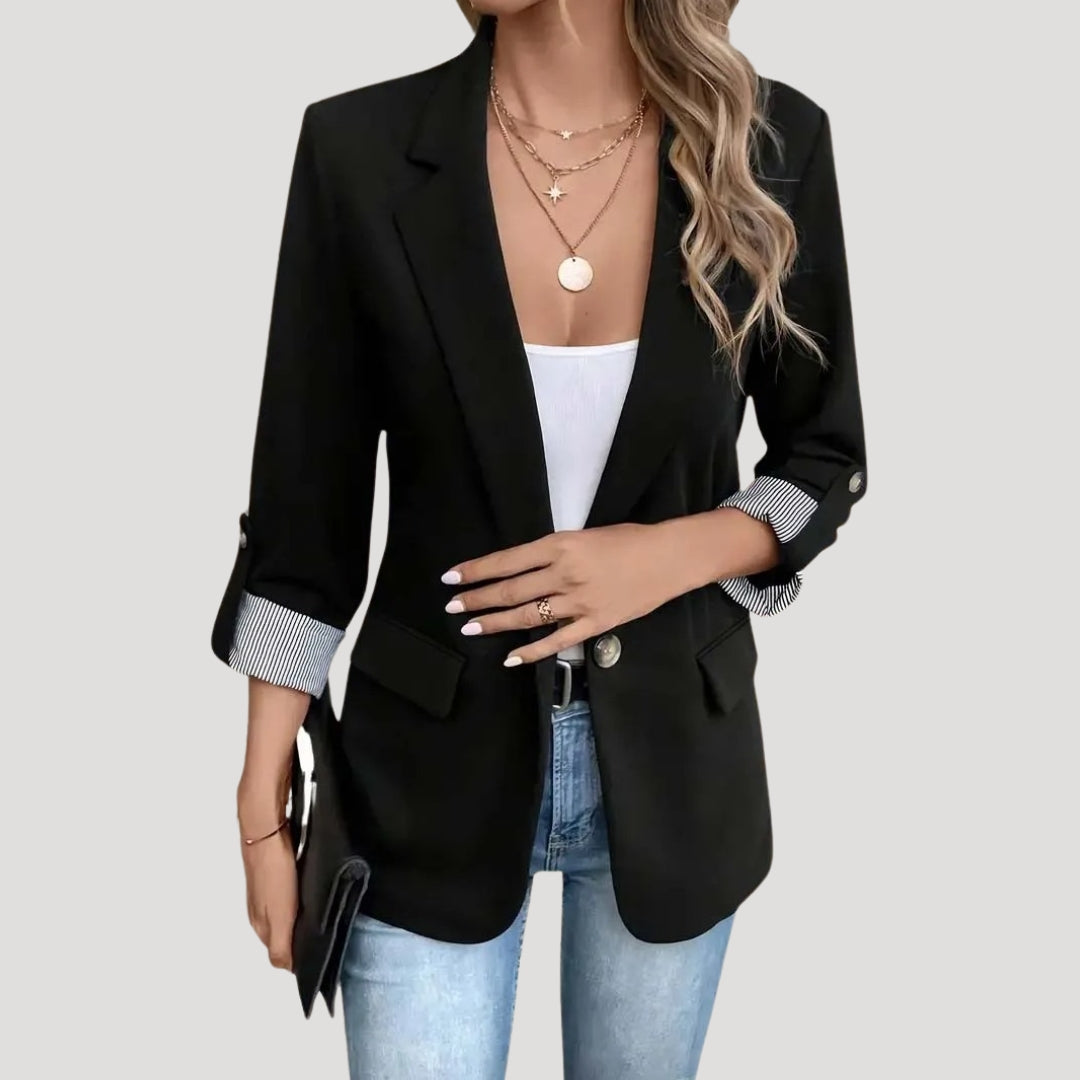 Trendiger Damen Einreih-Blazer für den Sommer mit eleganten hochgekrempelten Ärmeln. Mode für Büro & Freizeit.