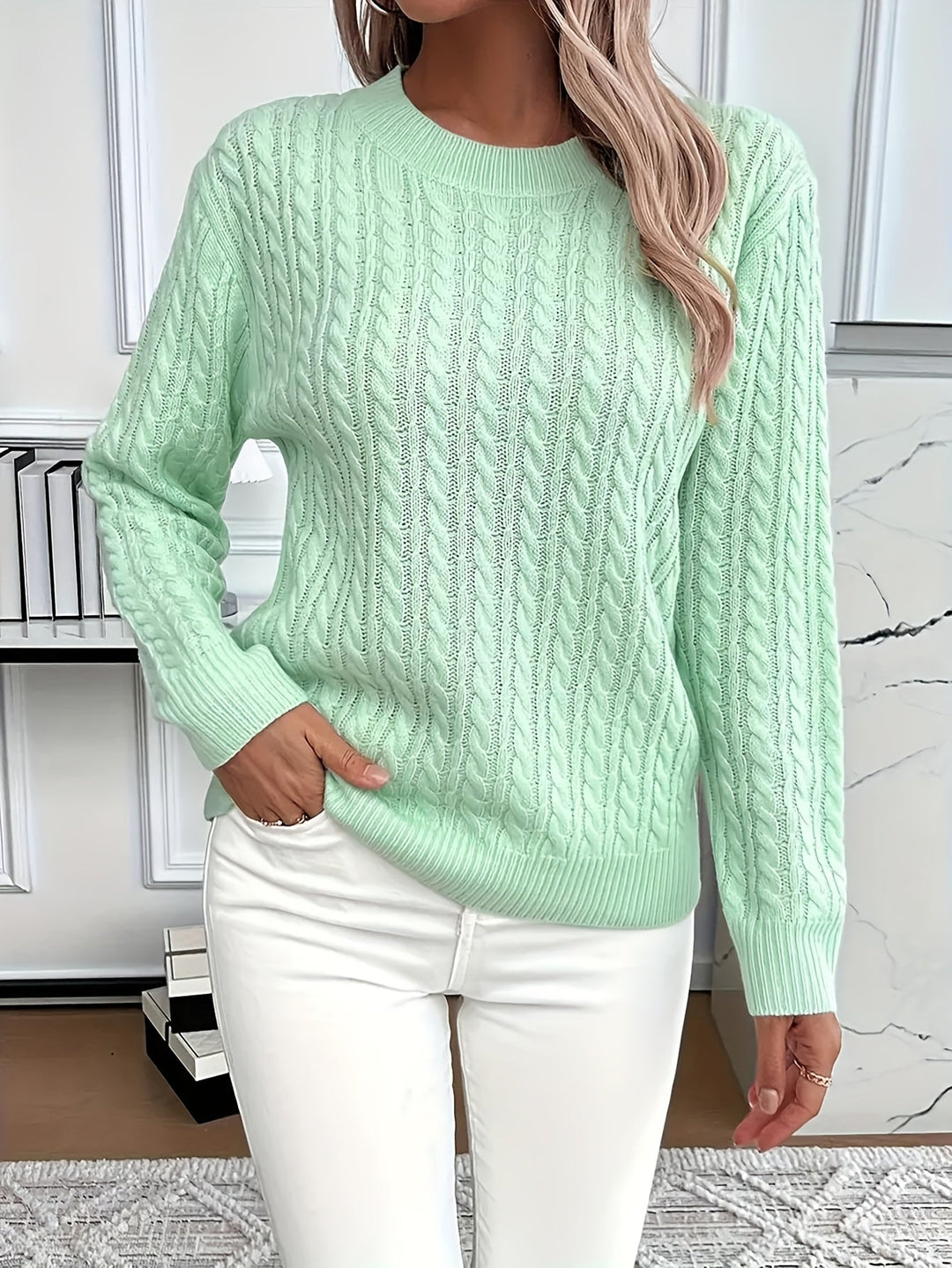 Eleganter Damen Strickpullover mit Zopfmuster, Rundhalsausschnitt und Langarm. Ideal für Frühling & Herbst.