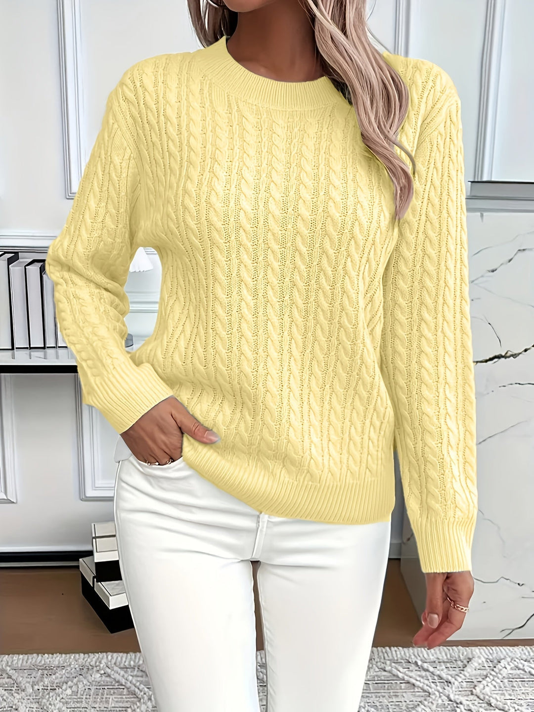 Stilvoller Frühlingspullover für Damen mit zartem Zopfmuster. Weicher Herbstpullover mit Rundhals für elegante Freizeitmode.