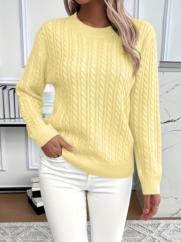 Stilvoller Frühlingspullover für Damen mit zartem Zopfmuster. Weicher Herbstpullover mit Rundhals für elegante Freizeitmode.
