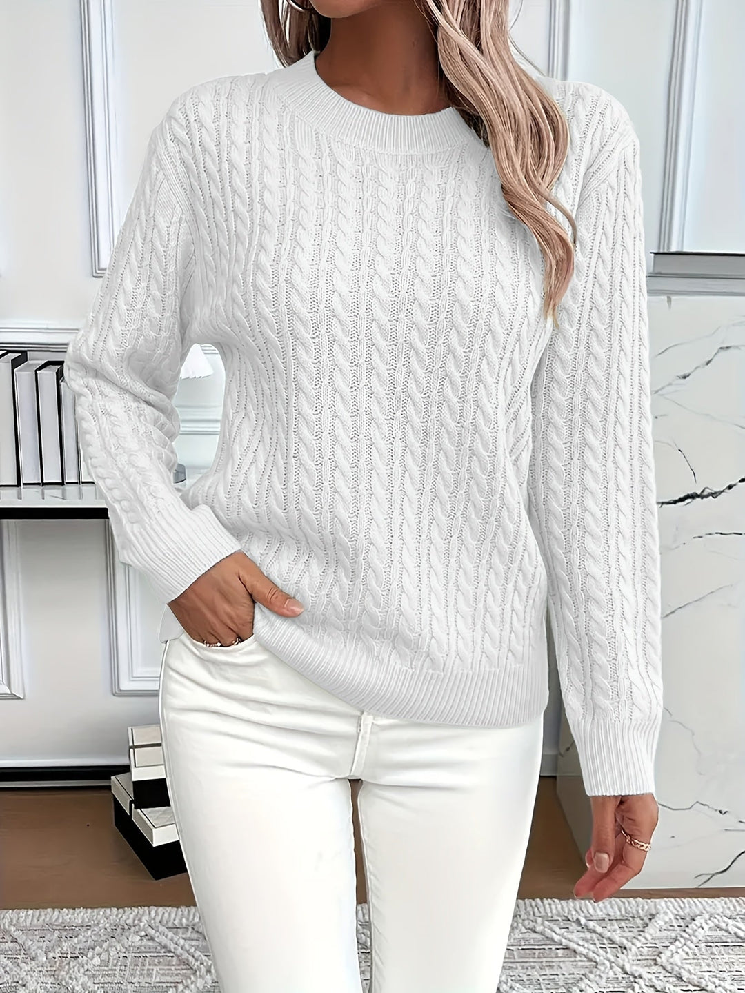 Nahaufnahme eines Zopfmusters auf einem Damen Strickpullover. Zeigt den Rundhalsausschnitt und die hochwertige Strickarbeit.