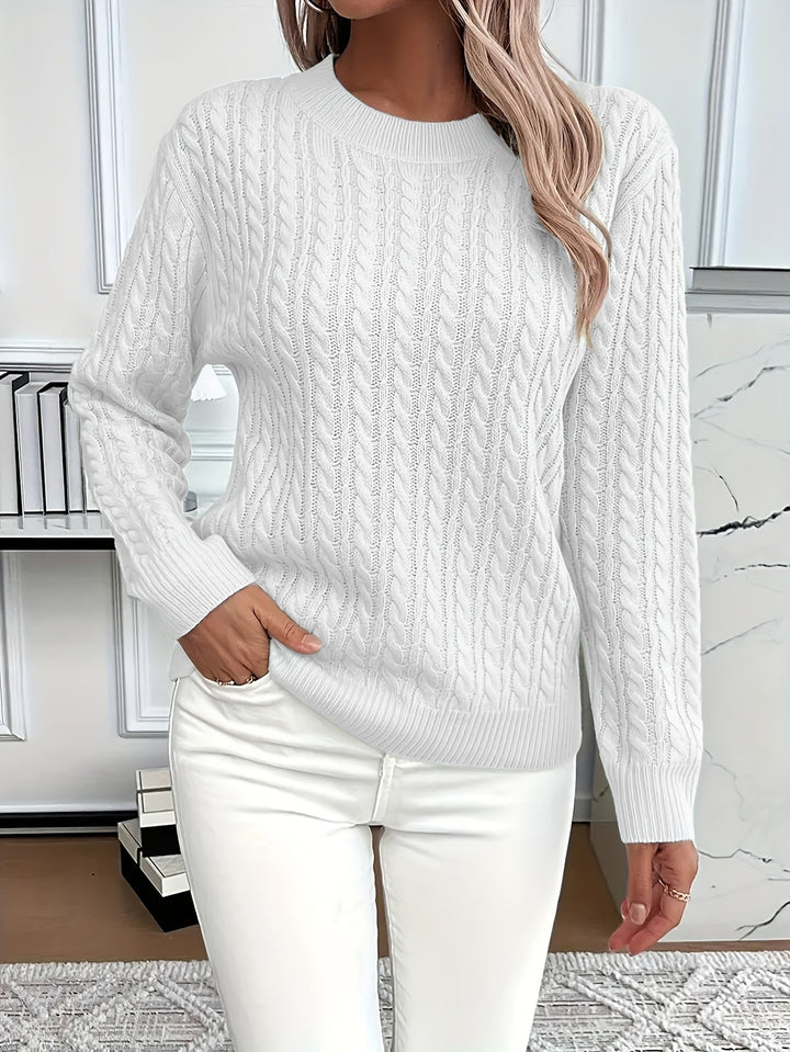 Nahaufnahme eines Zopfmusters auf einem Damen Strickpullover. Zeigt den Rundhalsausschnitt und die hochwertige Strickarbeit.