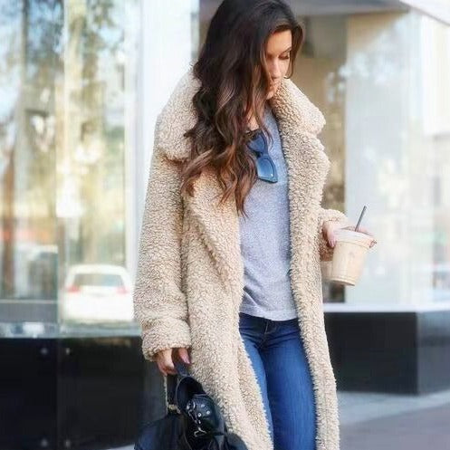 Eleganter Damen Teddy Mantel in Aprikose, warm und kuschelig für stilvolle Wintertage. Modische Winterjacke.