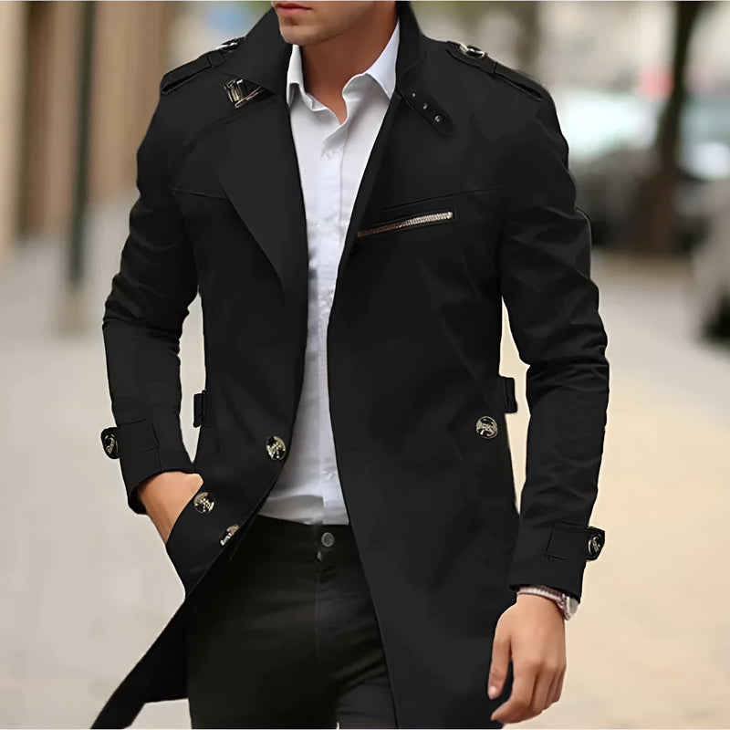 Modischer Damen Trenchcoat mit breitem Revers und Knöpfen, komplett mit Gürtel für eine elegante Passform.